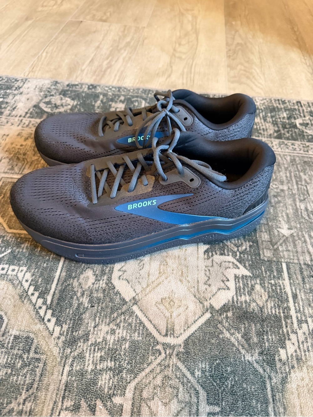 Brooks Men's Athletic Shoes - Dark Gray with Blue Accents size 13 extra wide